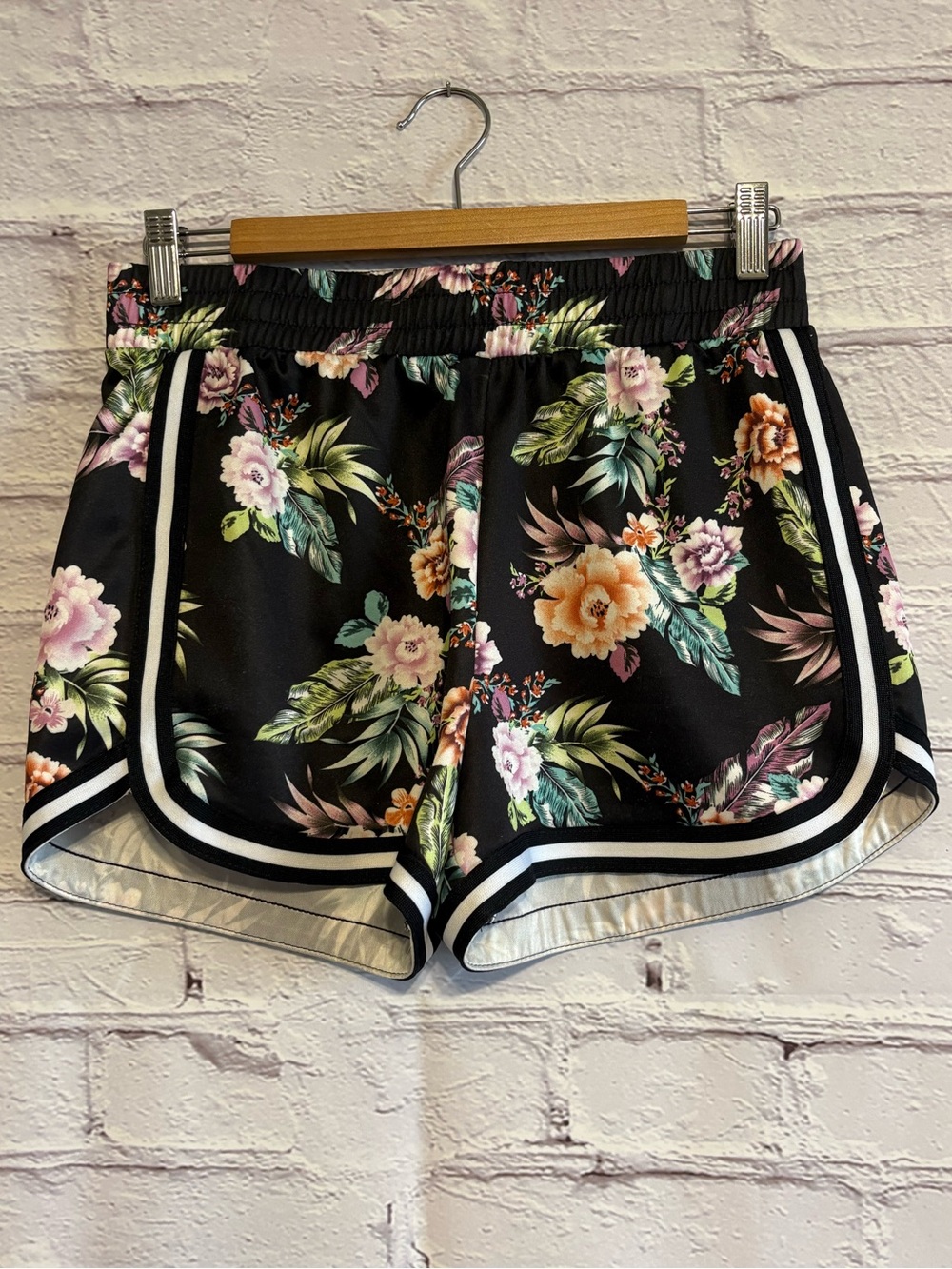 🌿5/$25 No Boundaries Black Floral Dolphin Hem Shorts